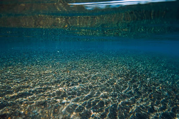 Vista Subaquática Mar Cristal Com Pedras Fundo Reflexão Superfície — Fotografia de Stock