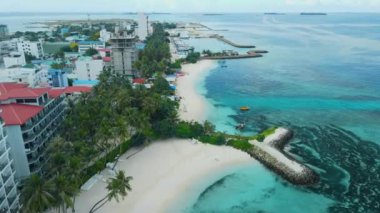 Kaafu Mercan 'ındaki Maafushi' nin hava görüntüsü. Cennet Adası, temiz okyanus suyu ve cennet kıyı şeridi, Maldivler. Yüksek kalite 4k görüntü
