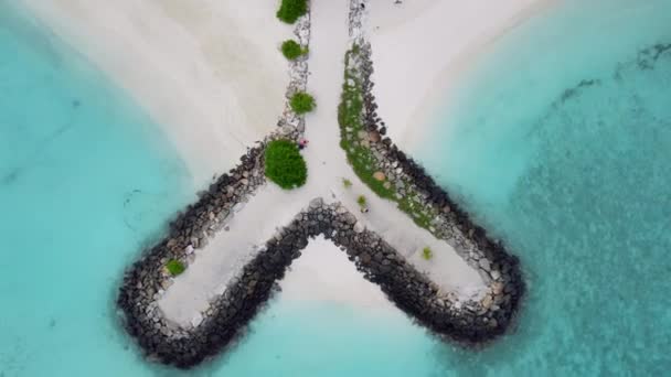 Praia Com Pedras Ilha Das Maldivas Ilha Maafushi Com Mar — Vídeo de Stock