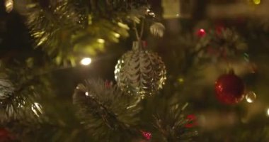Yeni yılınız kutlu olsun Noel ağacı, arkaplandaki karla süslenir. Kış tatilinde aile tatili için yanıp sönen ampuller. Yüksek kalite 4k görüntü