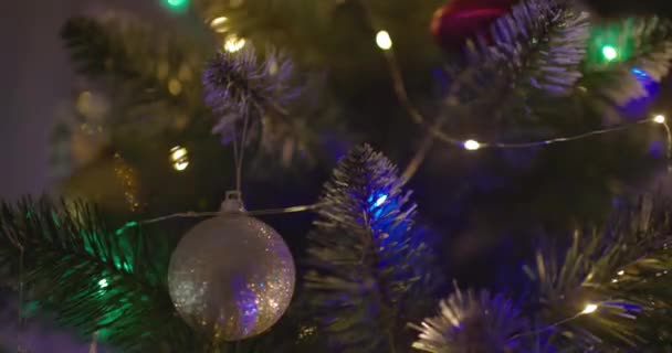 Новым Годом Елка Украшает Ветке Снега Заднем Фоне Bokeh Стороны — стоковое видео
