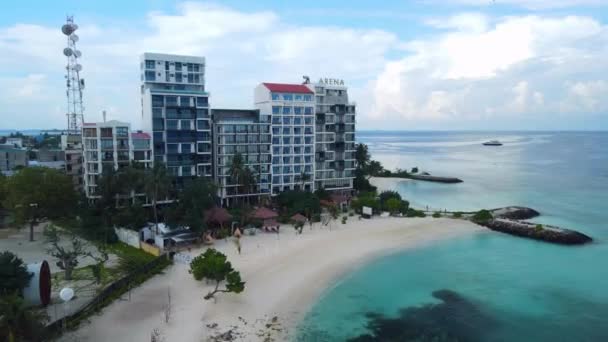 位于Kaafu环礁的Maafushi的空中视图 天堂岛 有清澈的海水和天堂般的海岸线 马尔代夫 高质量的4K镜头 — 图库视频影像