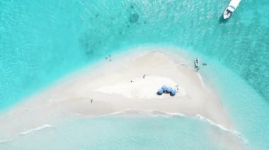 Maldivler 'in erkek mercan adası üzerindeki manzara deniz manzarası. Yüksek kalite 4k görüntü