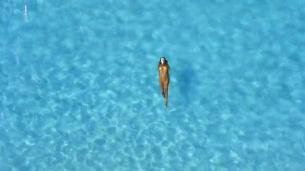Vista Cima Para Baixo Bela Mulher Flutuando Oceano Azul Transparente — Vídeo de Stock