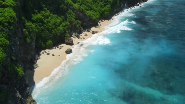 トロピカルアイランドのターコイズまたは青い海と波を持つビーチ 海岸線の空中ビュー 高品質の4K映像 — ストック動画
