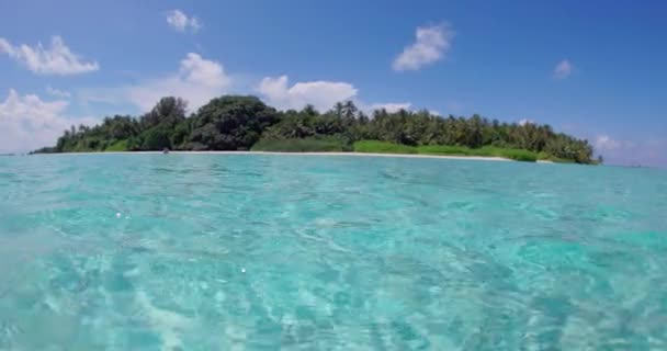 Половина Подводного Прозрачного Океана Вид Тропического Острова Мальдивах Высококачественные Кадры — стоковое видео