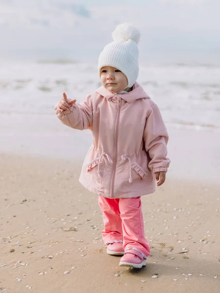 Okyanus Kıyısında Yürüyen Tatlı Bir Kız Çocuğu Kaliforniya Kış Tatili — Stok fotoğraf