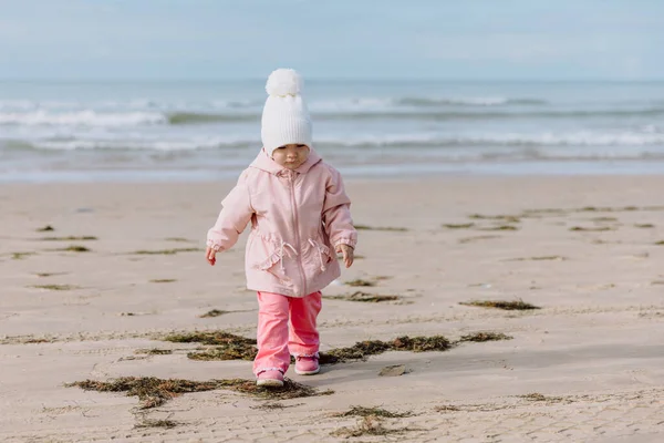 Little Children Walking Ocean Coastline California Winter Holidays Concept — Stock Photo, Image