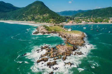 Rocky Ocean Coastline, Brezilya 'da dalgalı plaj ve okyanus. Ponta das Campanhas 'ın hava manzarası