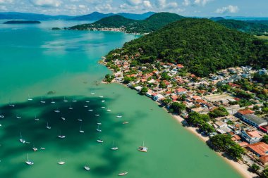 Santo Antonio de Lisboa 'daki sahil şeridi. Brezilya' da okyanusta yelkenli tekneleri var. Hava görünümü.