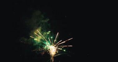 Gece gökyüzünde havai fişek gösterisi. Yeni yıl arifesi havai fişek kutlaması. Çin yeni yılı. Bağımsızlık Günü
