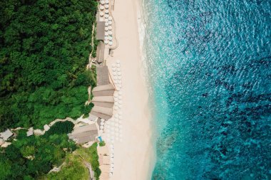Turkuaz okyanusu ve Bali 'deki lüks tatil köyü olan cennet plajı. Hava görünümü