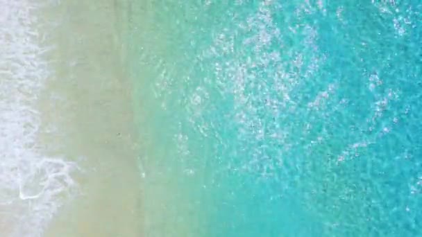 Facet Biega Plaży Skacze Błękitnego Morza Wakacje Tropikalnej Wyspie Widok — Wideo stockowe