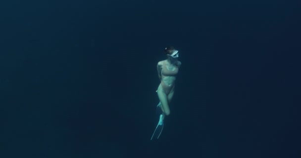 Mulher Livre Com Barbatanas Nadando Oceano Profundo Freediving Mar Azul — Vídeo de Stock