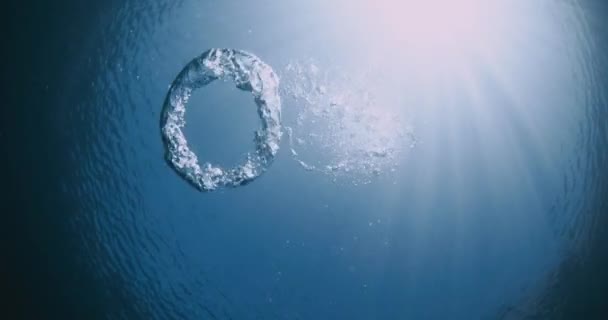 Gelembung Cincin Bawah Air Yang Dibuat Oleh Penyelam Dan Cahaya — Stok Video