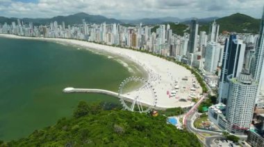 Brezilya 'daki Balnear io Camboriu şehrinin kumlu sahili ve okyanuslu havadan görünüşü. Yüksek kalite 4k görüntü