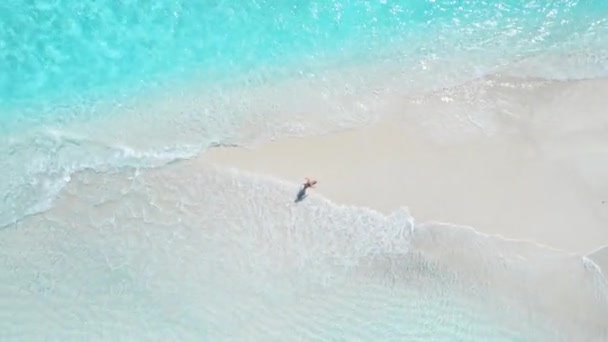 Mujer Caminando Playa Tropical Arena Blanca Con Océano Vista Aérea — Vídeos de Stock