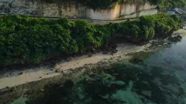 Okyanus kıyısı, Bali 'de kayalıklarda yol var. Pandawa yakınlarındaki sahil manzarası. Yüksek kalite 4k görüntü