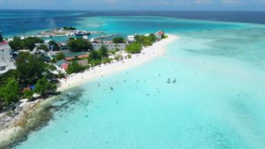 Kaafu Adası 'ndaki Maafushi yakınlarındaki adanın havadan görüntüsü. Berrak okyanusları ve cennet plajları olan tropik bir ada, Maldivler. Yüksek kalite 4k görüntü