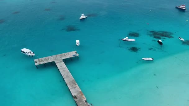Αεροφωτογραφία Του Παραδείσου Μαλδίβες Τροπική Παραλία Προβλήτα Και Ταχύπλοα Στο — Αρχείο Βίντεο