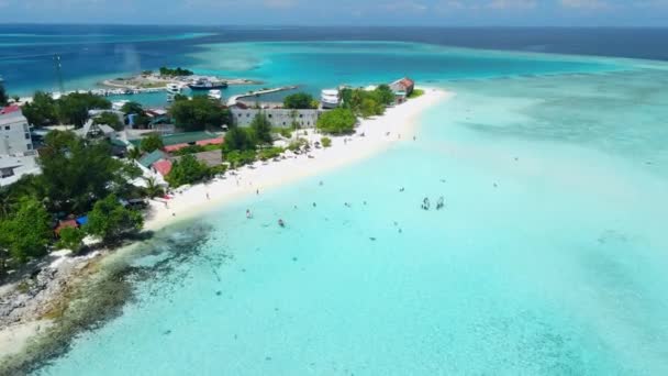 Kaafu环礁上Maafushi附近岛屿的空中景观 拥有清晰的海洋和天堂海滩的热带岛屿 马尔代夫 高质量的4K镜头 — 图库视频影像
