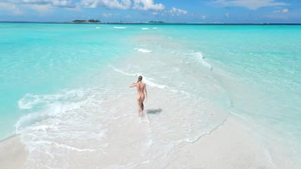 Woman Walking Tropical White Sand Beach Turquoise Ocean Aerial View — Stock Video