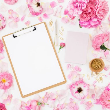 Beyaz arka planda panosu olan pembe gül çiçekleri. Düz yatış, Üst Görünüm.