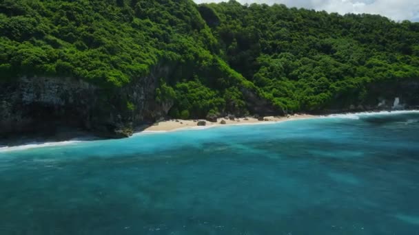 透明な海と熱帯の島の高い崖を備えた海岸線 バリ島の空からの眺め 高品質の4K映像 — ストック動画