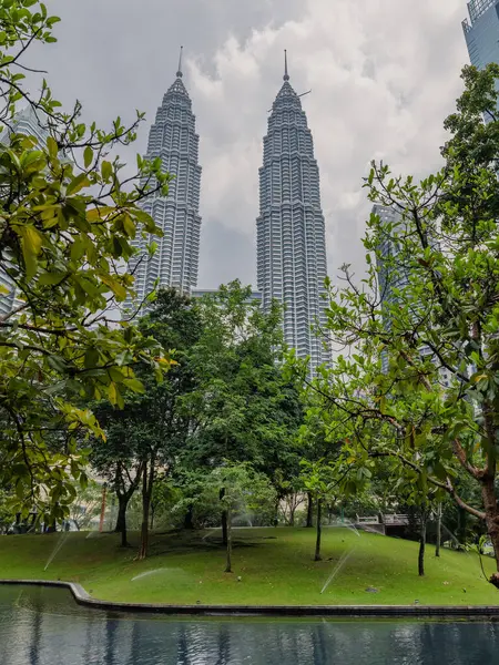 Parque Arranha Céus Kuala Lumpur Dia Ensolarado Torres Gêmeas Centro — Fotografia de Stock