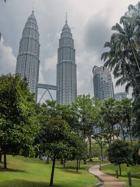 Park Kuala Lumpur Skyscrapers Sunny Day Twin Towers Center — Stock Photo, Image