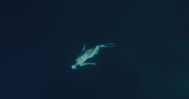 女性はフィングライドで解放し 深海で楽しんでいました 青い海で解放された 高品質の4K映像 — ストック動画