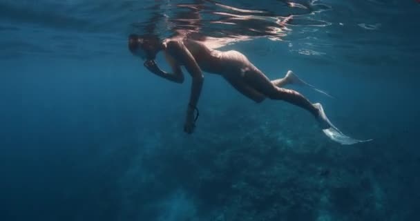 Mergulhadora Livre Fêmea Respira Pela Última Vez Antes Mergulhar Oceano — Vídeo de Stock