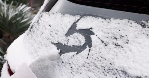 女は雪から車を掃除する 高品質の4K映像 — ストック動画