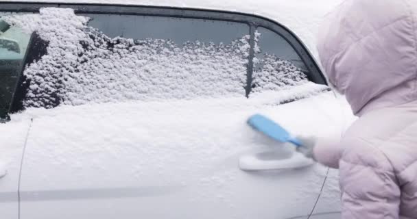 Kobieta Czyszcząca Samochód Śniegu Szczotką Wysokiej Jakości Materiał — Wideo stockowe