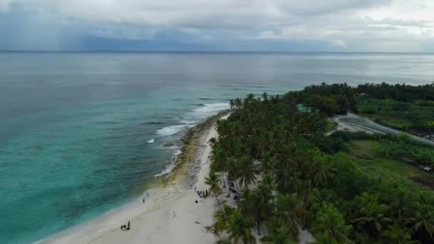 Vista Aerea Dell Oceano Con Onde Costa Sull Isola Fuvahmulah — Video Stock