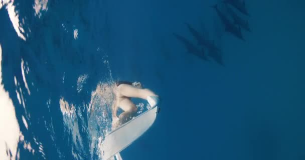 Mulher Profissional Livre Barbatanas Mergulha Nas Profundezas Para Vagem Golfinhos — Vídeo de Stock