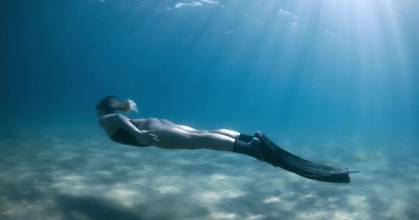 Mujer Libre Nadando Bajo Agua Mar Azul Las Hembras Nadan — Vídeos de Stock