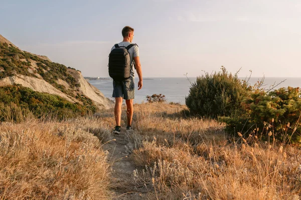 Homem Bonito Caminhante Com Mochila Caminhadas Costa Oceano Com Montanhas — Fotografia de Stock