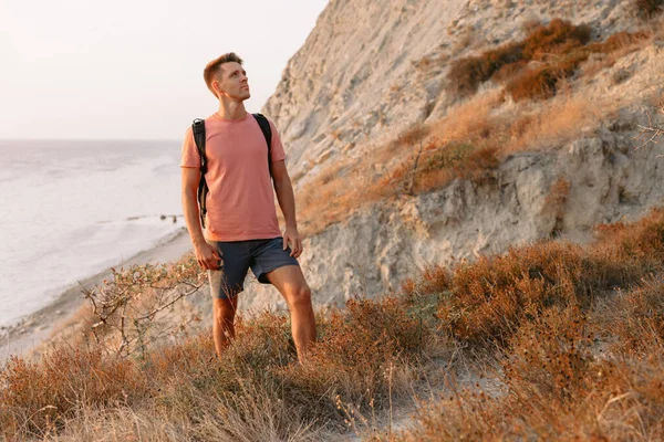 Wanderer Shirt Und Kurzer Hose Mit Rucksack Der Küste Bei — Stockfoto