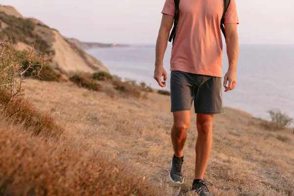 Parte Inferior Caminhante Homem Com Mochila Andando Costa Mar Com — Fotografia de Stock