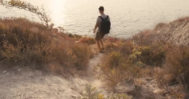 Caminante Hombre Con Mochila Caminando Costa Del Océano Con Luz — Vídeo de stock