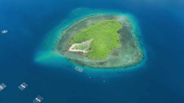 Letecký Pohled Malým Ostrovem Tropech Modrý Oceán Loděmi Indonésii Vysoce — Stock video
