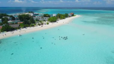 Kaafu Mercan 'ındaki Maafushi yakınlarındaki Gulhi adasının havadan görüntüsü. Açık okyanusu ve plajı olan tropik bir ada, Maldivler. Yüksek kalite 4k görüntü