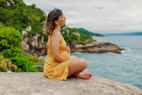 Gravid Kvinne Kjole Som Hviler Ved Havets Kystlinje – stockfoto