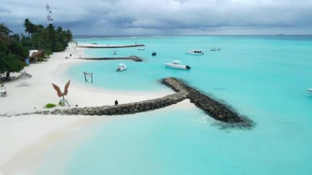 Вид Воздуха Рай Мальдивские Тропические Пляжи Пирсом Скоростными Лодками Острове — стоковое видео