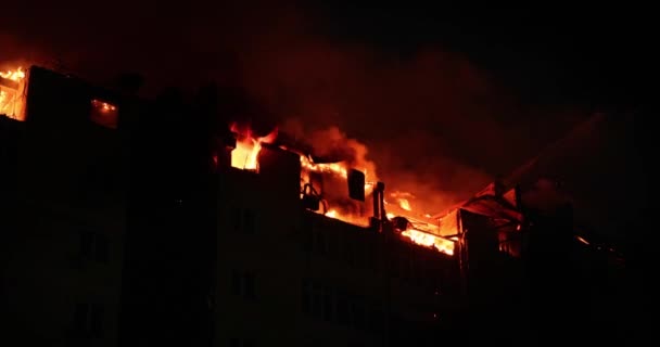 Konut Binasında Büyük Bir Yangın Çıktı Felaket Sırasında Geceleri Alevler — Stok video