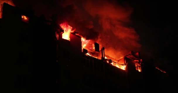 Огромный Пожар Жилом Здании Дом Охвачен Пламенем Ночью Время Катастрофы — стоковое видео