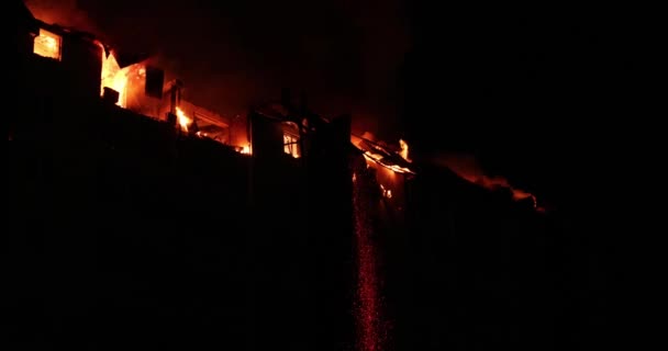 住宅大楼的大火熊熊燃烧 灾难性的夜晚 房子被火焰吞没了 高质量的4K镜头 — 图库视频影像