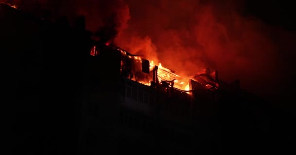 住宅の建物で巨大な火災が発生しました 家は悲惨な夜に炎に包まれている 高品質の4K映像 — ストック動画