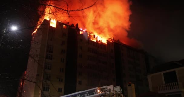 Konut Binasında Büyük Bir Yangın Çıktı Felaket Sırasında Geceleri Alevler — Stok video